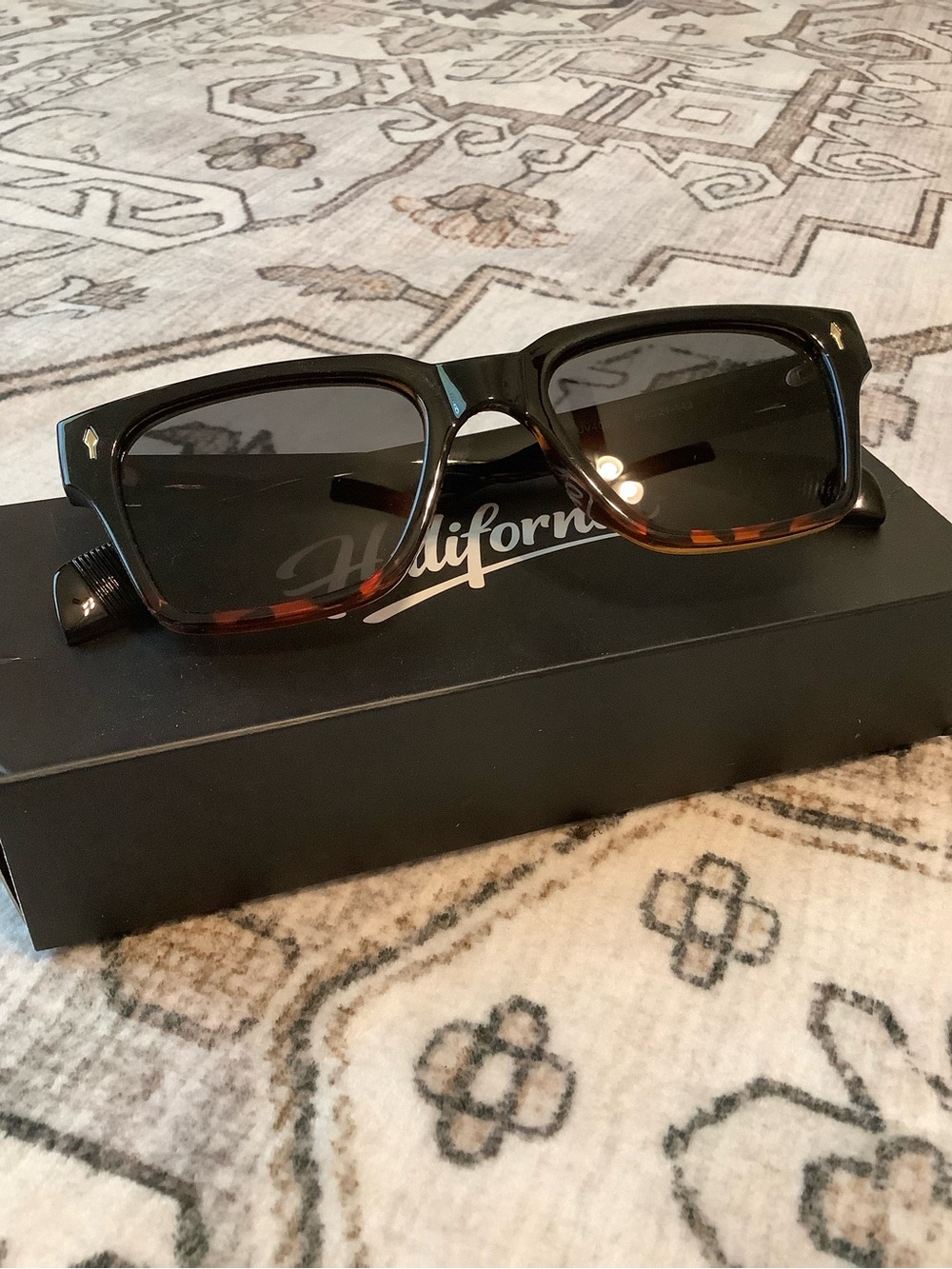 NWOT Tortoiseshell Women’s Sunglasses with Dark Lenses - Picture 3 of 6